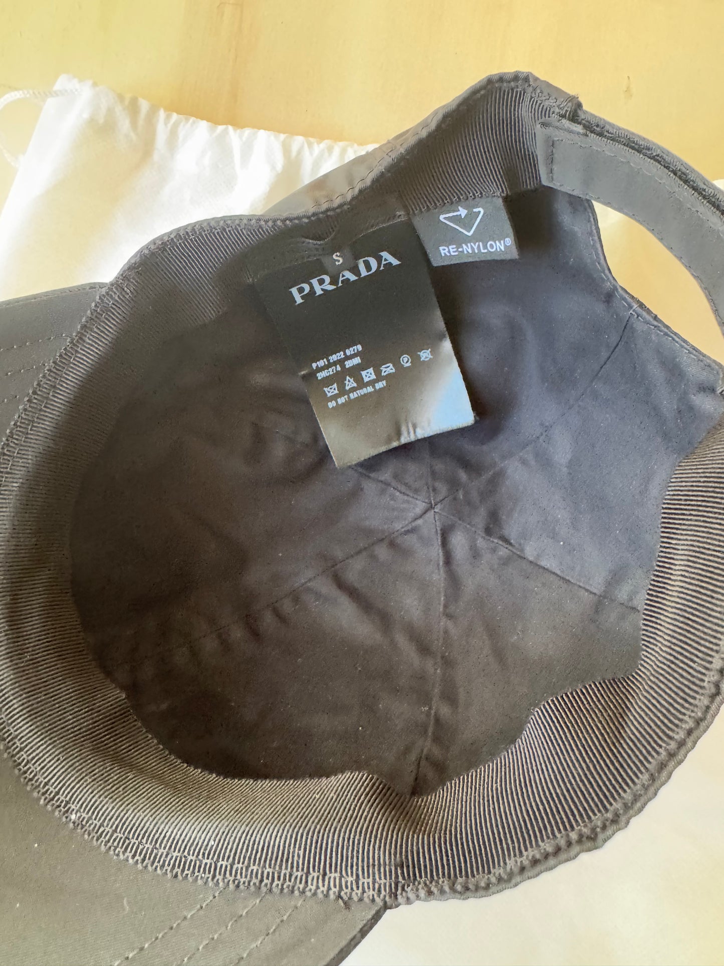 Prada cappello con visiera